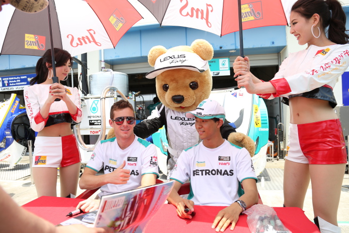 ピットウォーク: トヨタくま吉とジェームス・ロシター／平川亮組（GT500:PETRONAS TOM'S RC F）