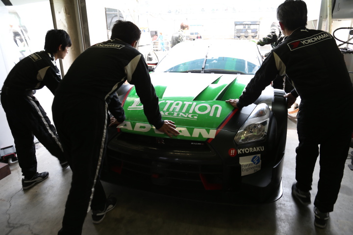 ノックアウト予選: ピットを出るGT500:D'station ADVAN GT-R