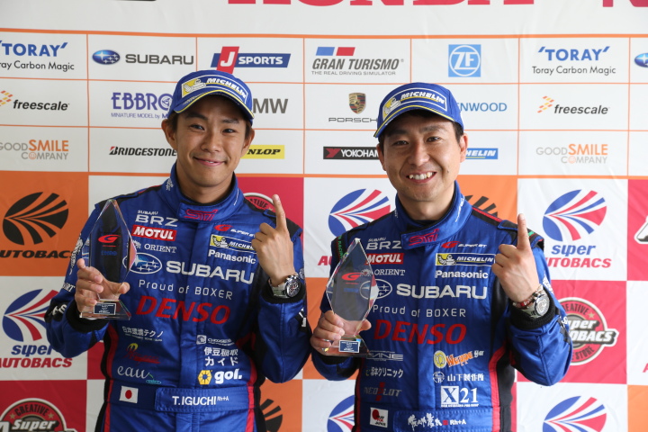 予選フォトセッション: GT300クラスポールシッターの佐々木孝太／井口卓人組（SUBARU BRZ R&D SPORT）