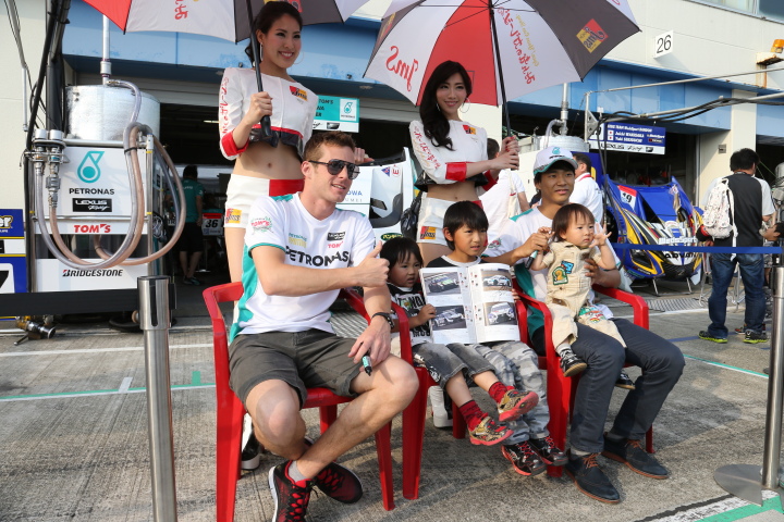 キッズウォーク: 子供たちと記念撮影をするジェームス・ロシター／平川亮組