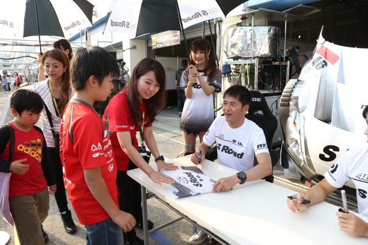 キッズウォーク: サインをする本山哲（GT500:S Road MOLA GT-R）