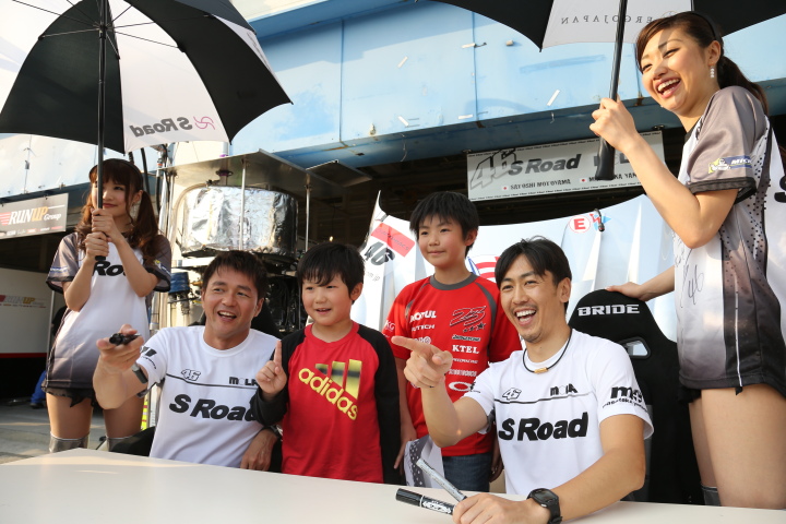 キッズウォーク: 子供たちと記念撮影をする本山哲／柳田真孝組