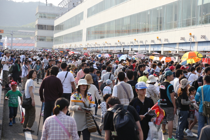 キッズウォーク: 親子連れで大盛況