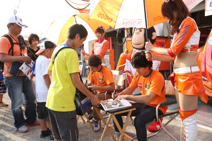キッズウォーク: サインをする大嶋和也と国本雄資（GT500:ENEOS SUSTINA RC F）