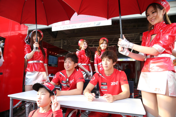 キッズウォーク: サインをする立川祐路と平手晃平（GT500:ZENT CERUMO RC F）