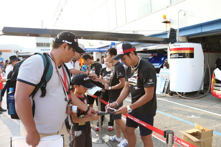 キッズウォーク: サインをする中山友貴（GT300:MUGEN CR-Z GT）