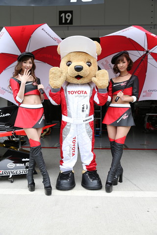 ピットウォーク: トヨタくま吉とレースクイーン