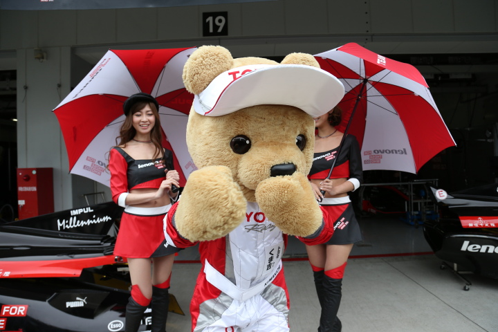 ピットウォーク: トヨタくま吉とレースクイーン
