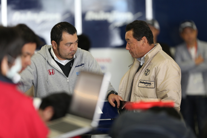 ピットウォーク: 中嶋悟監督（NAKAJIMA RACING）