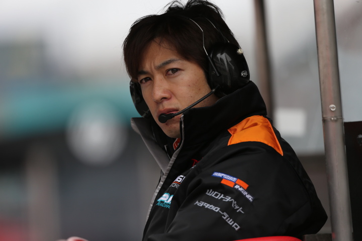 ウォームアップ: 立川祐路監督（P.MU/CERUMO・INGING）