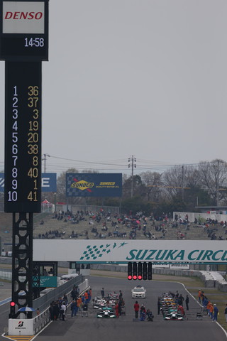 決勝レース: まもなくフォーメーションラップスタート