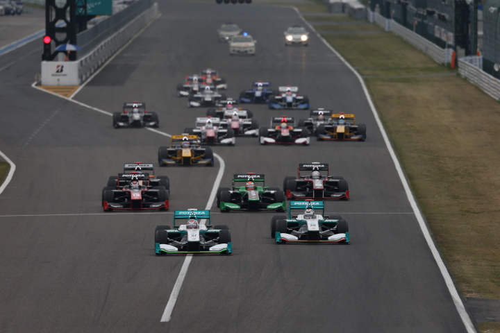 決勝レース: 43周決勝レースがスタートした