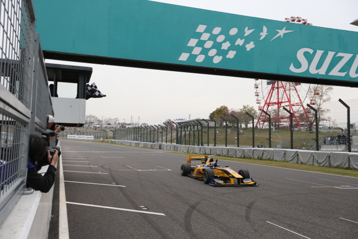 決勝レース: 手を挙げてゴールするウィナーのロイック・デュバル