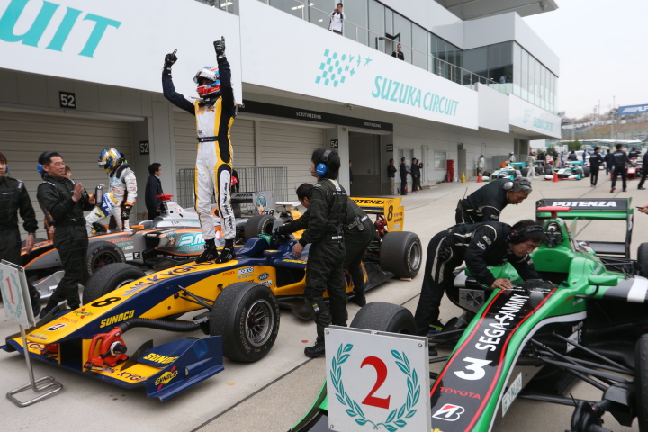 決勝レース: マシンの上に乗り両手を突き上げるウィナーのロイック・デュバル