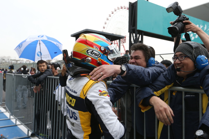 決勝レース: チームクルーにたたえられるロイック・デュバル