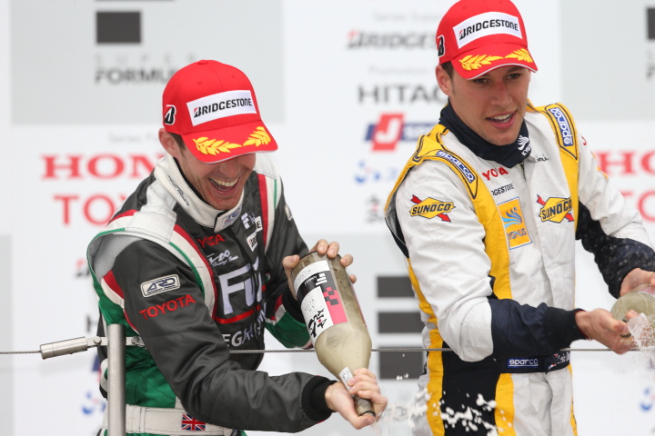 決勝レース: 表彰台でのシャンパンファイト