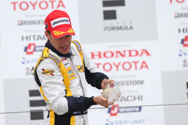 決勝レース: 優勝のロイック・デュバルが表彰台でシャンパンファイト