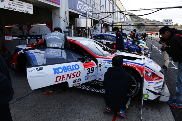オープンピット: 石浦宏明／オリバー・ジャービス組（GT500:DENSO KOBELCO SARD RC F）