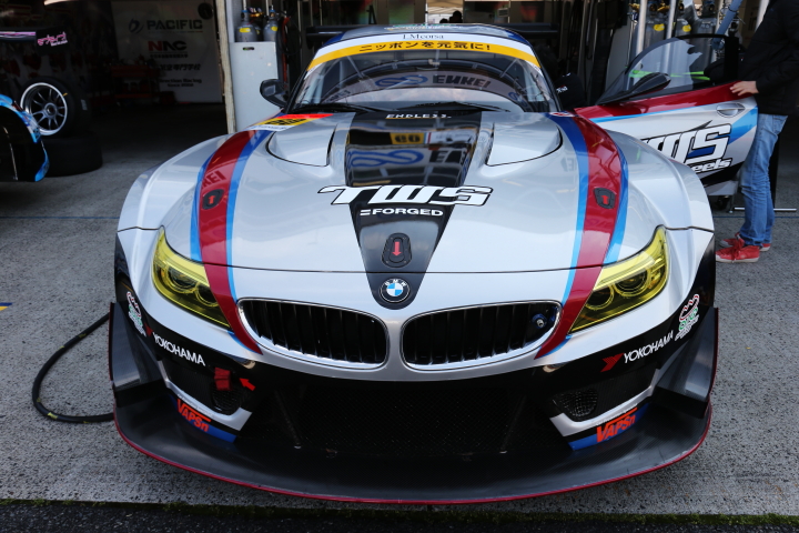 オープンピット: 飯田章／吉本大樹組（GT300:TWS LM corsa BMW Z4）