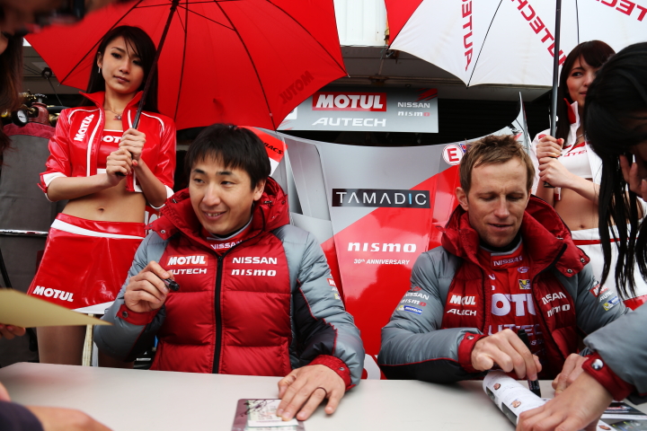 ピットウォーク: 松田次生／ロニー・クインタレッリ組（GT500:MOTUL AUTECH GT-R）