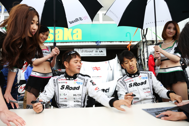 ピットウォーク: 本山哲／柳田真孝組（GT500:S Road MOLA GT-R）