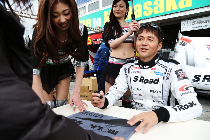 ピットウォーク: 本山哲（GT500:S Road MOLA GT-R）