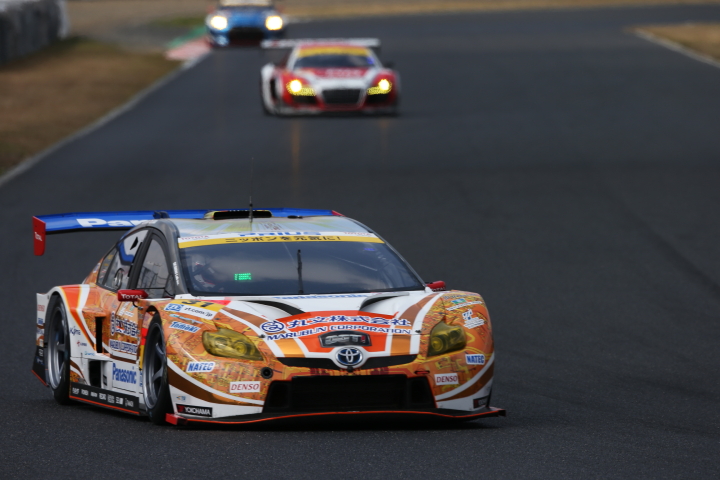 ノックアウト予選: 新田守男／嵯峨宏紀組（GT300:OGT Panasonic PRIUS）