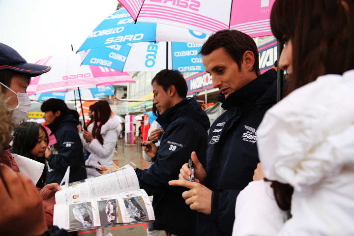 GTキッズウォーク: 石浦宏明／オリバー・ジャービス組（GT500:DENSO KOBELCO SARD RC F）