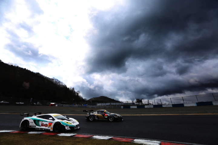 サーキットサファリ: 高橋一穂／加藤寛規組（GT300:シンティアム・アップル・MP4-12C）