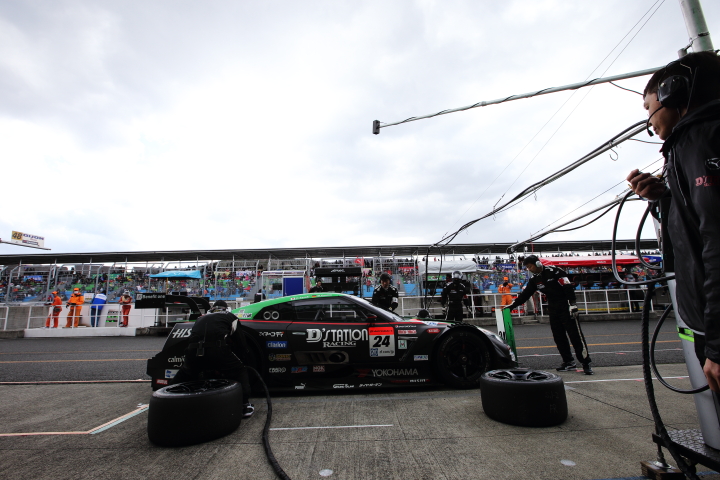 ウォームアップ走行: ミハエル・クルム／佐々木大樹組（GT500:D'station ADVAN GT-R）