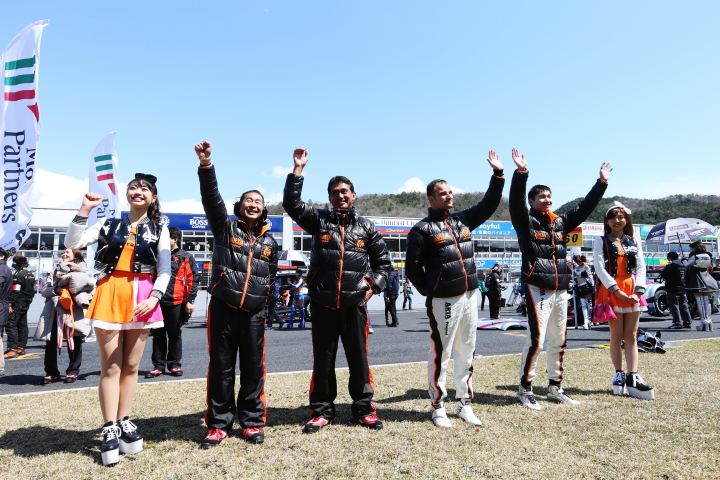 スターティンググリッド: 観客に手を振るARTAクルー