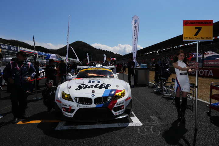 スターティンググリッド: ヨルグ・ミューラー／荒聖治組（GT300:Studie BMW Z4）