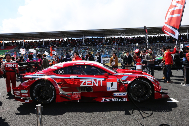 スターティンググリッド: 立川祐路／平手晃平組（GT500:ZENT CERUMO RC F）