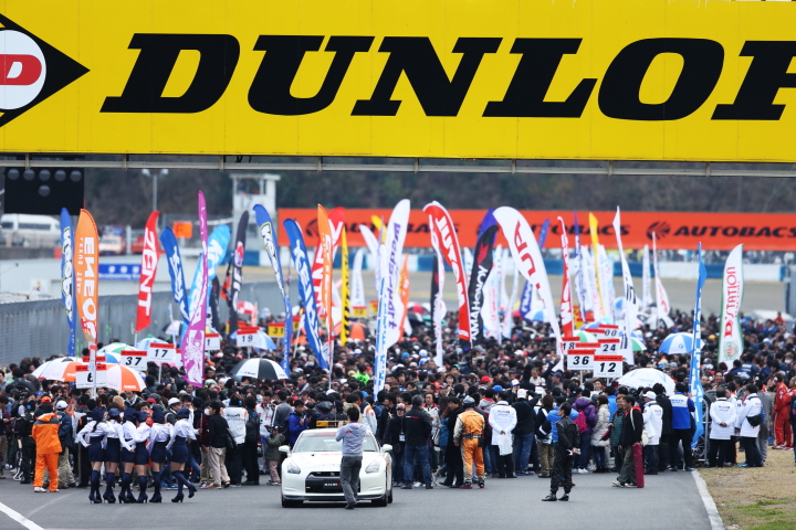 スターティンググリッド: グリッドウォークは大盛況