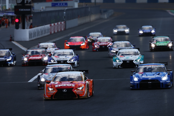 決勝レース: GT500クラスのスタートシーン