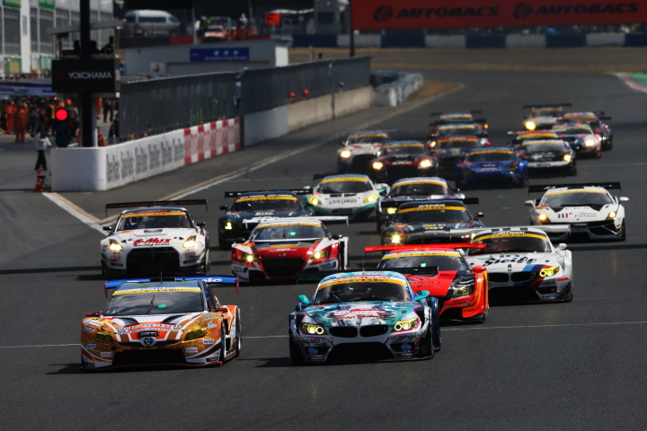 決勝レース: GT300クラスのスタートシーン