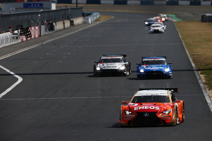 決勝レース: 大嶋和也／国本雄資組（GT500:ENEOS SUSTINA RC F）のリードでレースは始まった