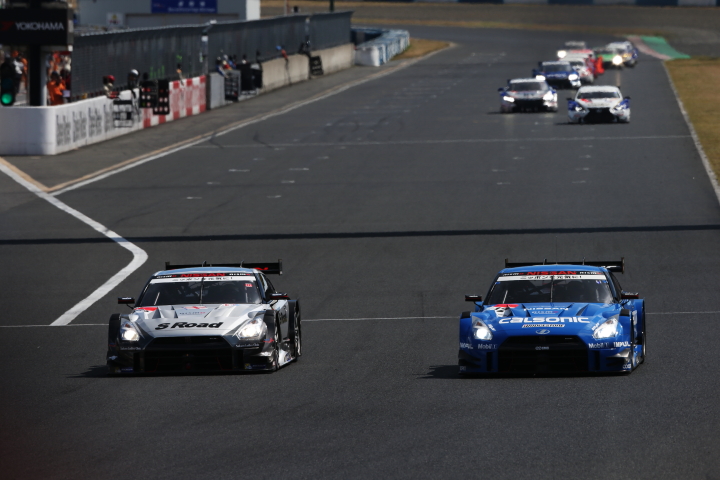 決勝レース: 本山哲／柳田真孝組と安田裕信／ジョアオ・パオロ・デ・オリベイラ組の争い