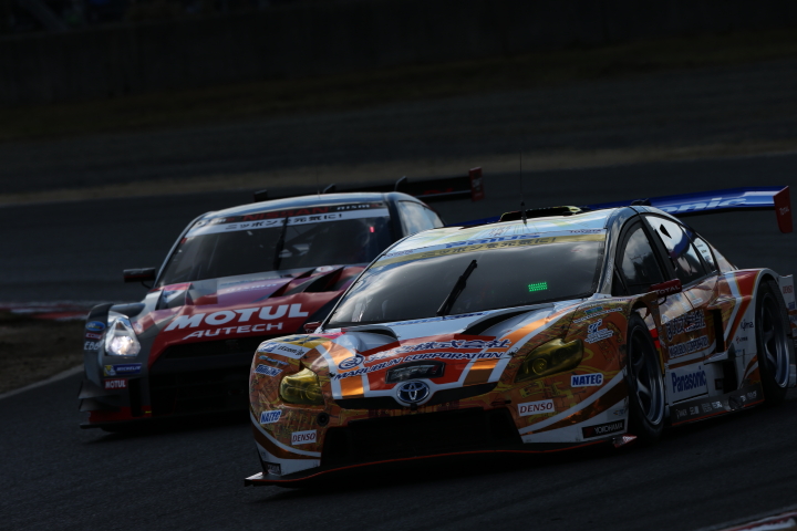 決勝レース: 新田守男／嵯峨宏紀組（GT300:OGT Panasonic PRIUS）