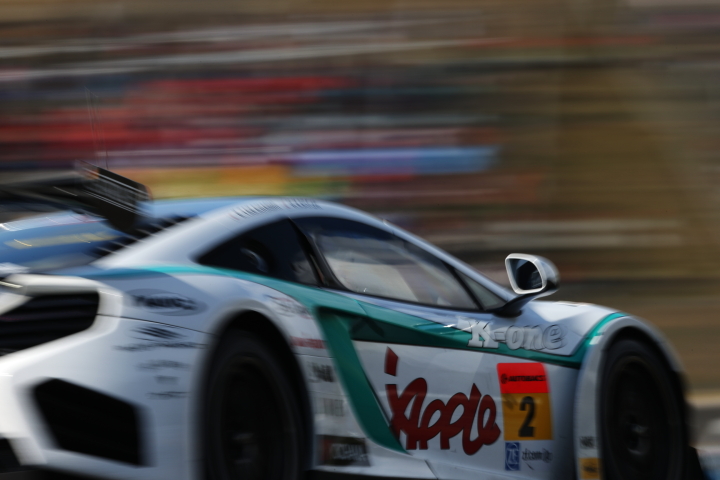 決勝レース: 高橋一穂／加藤寛規組（GT300:シンティアム・アップル・MP4-12C）
