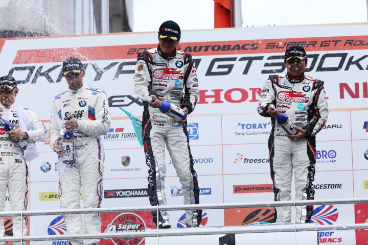決勝レース: GT300クラスのシャンパンファイト