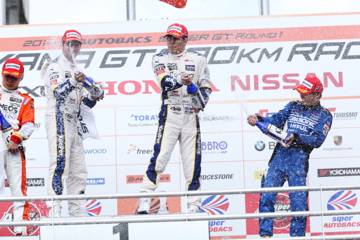 決勝レース: GT500クラスのシャンパンファイト