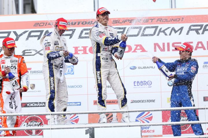 決勝レース: GT500クラスのシャンパンファイト