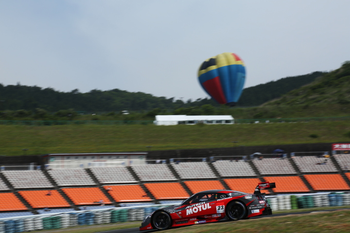 フリー走行: 松田次生／ロニー・クインタレッリ組（GT500:MOTUL AUTECH GT-R）