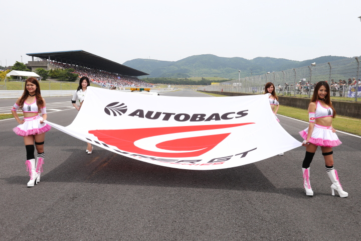 スタート進行: スーパーGT旗がストレートを行進