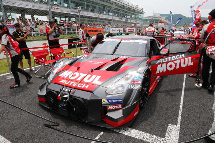 スタート進行: 松田次生／ロニー・クインタレッリ組（GT500:MOTUL AUTECH GT-R）