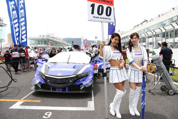 スタート進行: 小暮卓史／武藤英紀組（GT500:RAYBRIG NSX CONCEPT-GT）