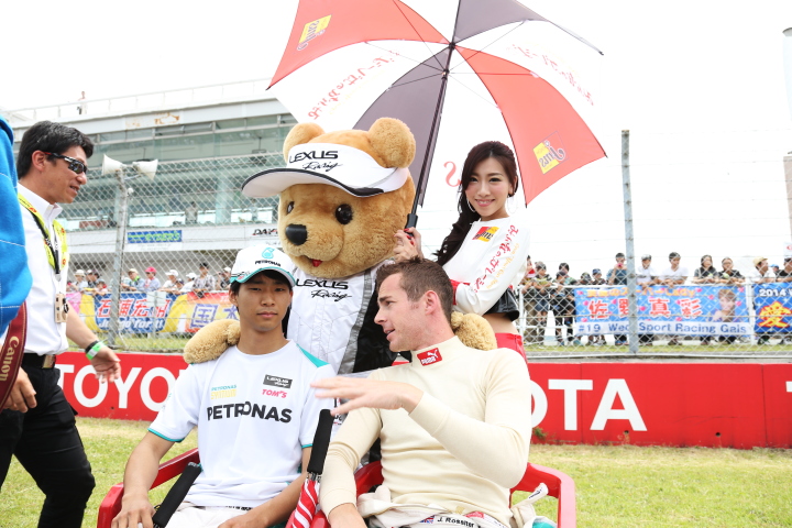 スタート進行: ジェームス・ロシター／平川亮組（GT500:PETRONAS TOM'S RC F）