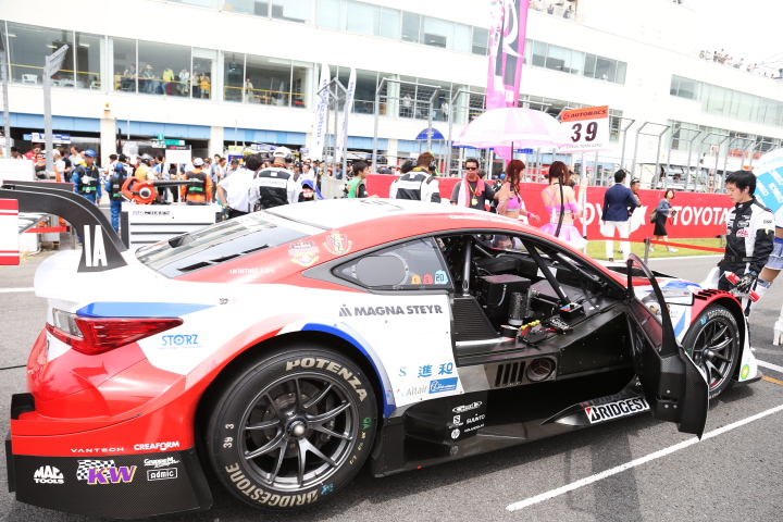 スタート進行: 石浦宏明／オリバー・ジャービス組（GT500:DENSO KOBELCO SARD RC F）