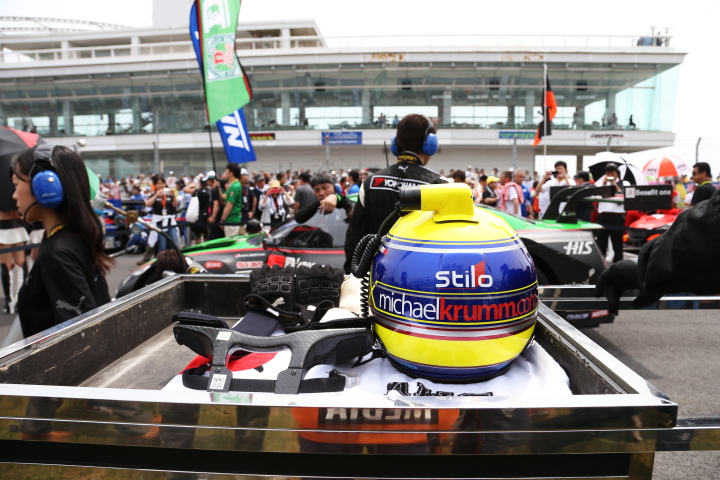 スタート進行: ミハエル・クルム（GT500:D'station ADVAN GT-R）のヘルメット